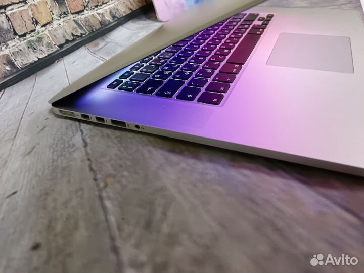 Apple MacBook Pro 15 Core i7/16озу/SSD Как Новый