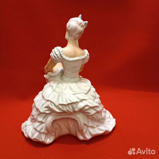 Статуэтка Балерина завязывающая пуанты