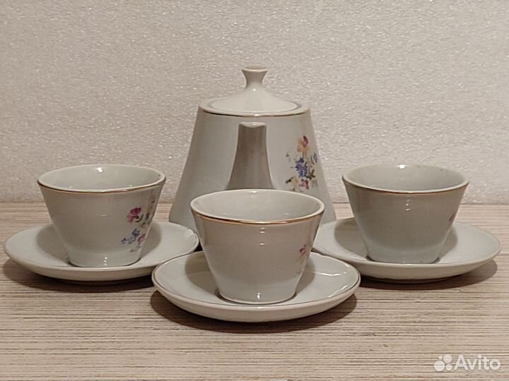Сервиз детский. Чайник+3 чайные пары. Цена за всë