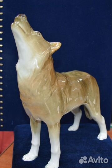 Фарфоровая статуэтка- волк воющий на луну. лфз. иф