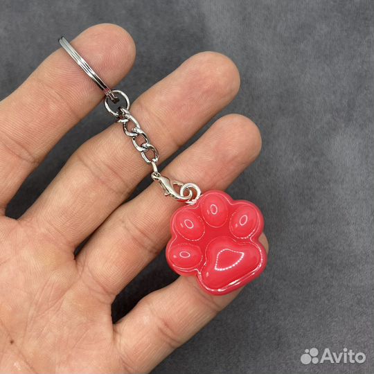 Брелок в виде кошачьей лапки