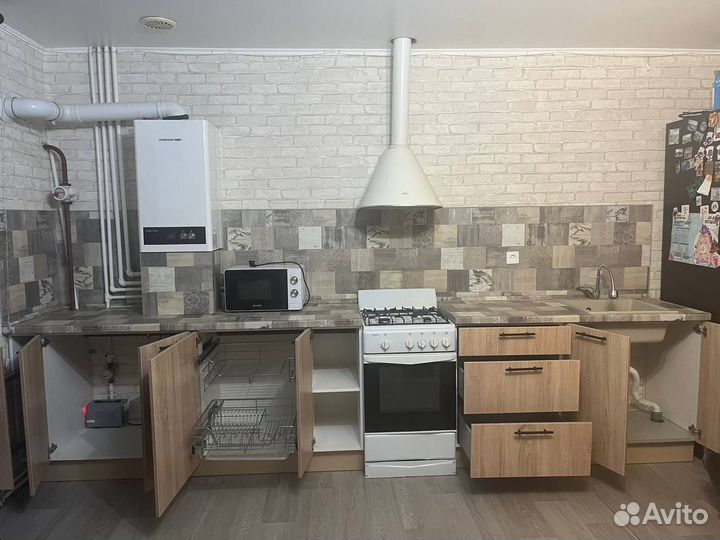 Кухонная гарнитура, плита, мойка и вытяжка