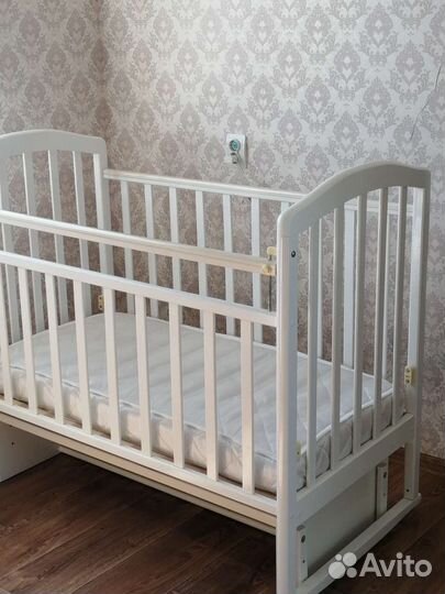 Детская кроватка с маятником