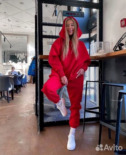 Женский красный спортивный костюм