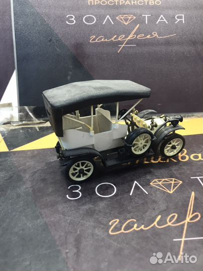 Модель ретро автомобиля 2