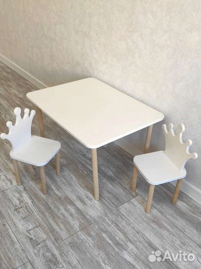 Детский стол и два стула