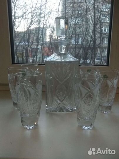 Графин и стаканы хрустальные