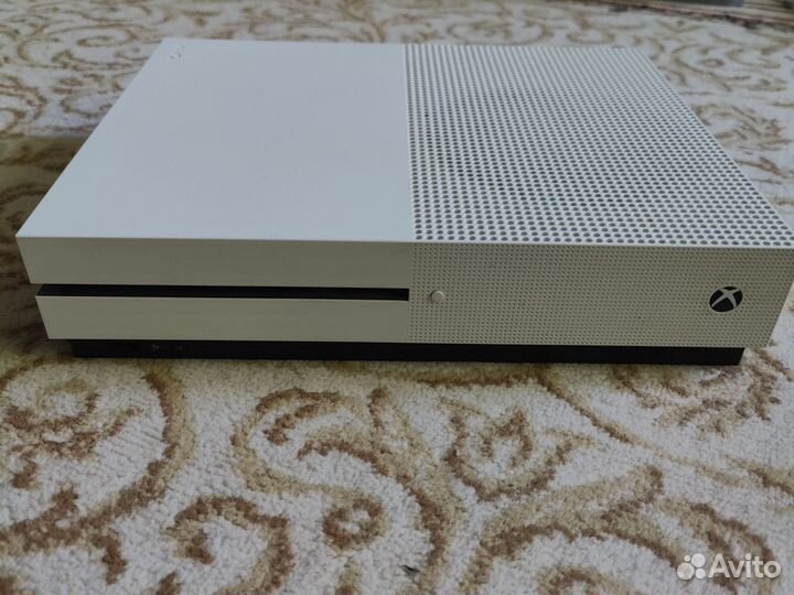 Xbox One s 500 gb, +4 игры (R6:Siege и т.д.)