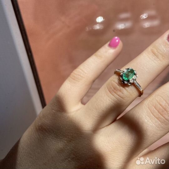Золотое кольцо с изумрудом и бриллиантами новое