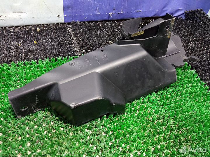 Дефлектор радиатора правый Nissan Pathfinder