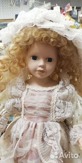 Кукла интерьерная фарфоровая на подставке, 40см