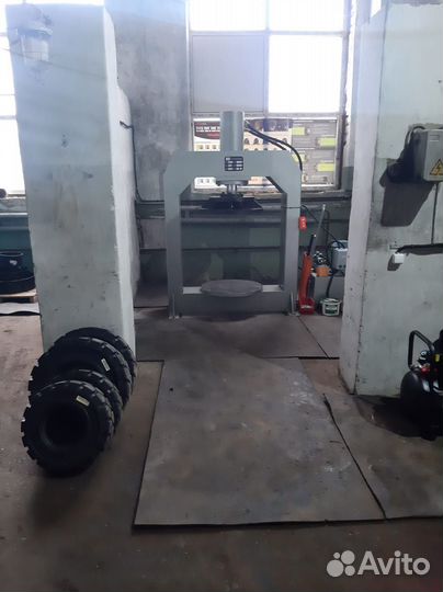 Шиномонтаж цельнолитых шин погрузчиков