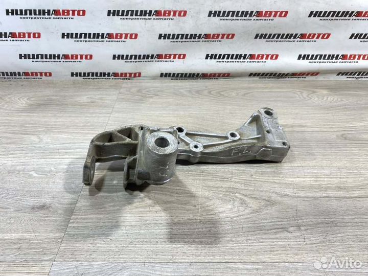 Кронштейн рычага левый передний левый Skoda