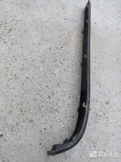 BMW E34 молдинг заднего бампера левый