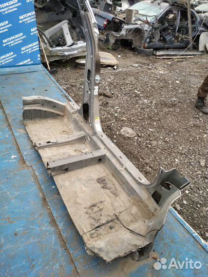Левый порог со стойкой Toyota Avensis седан 2005