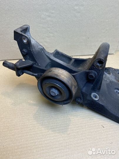 Кронштейн генератора Nissan Pathfinder yd25ddti