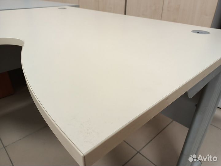 Столы на металлических ногах 140*120см. Б.У
