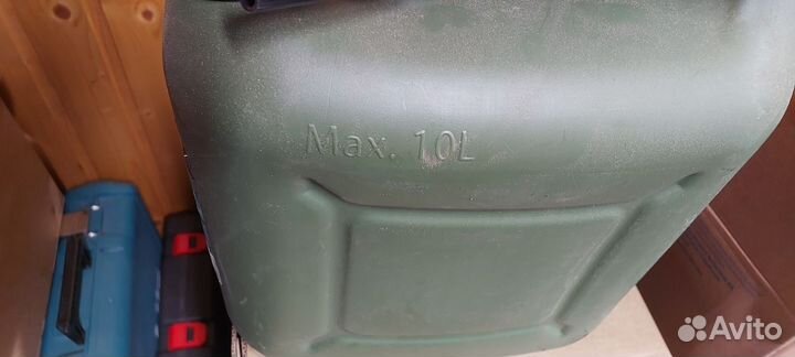 Канистра бензина 10 л