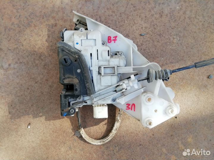 Замок задней левой двери VW Passat B7