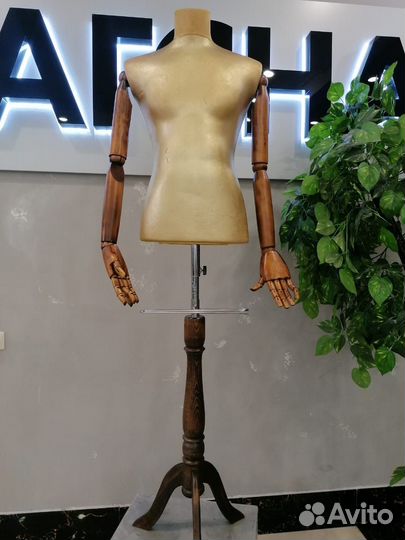 Мужской манекен с деревянными руками