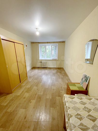 Комната 18 м² в 8-к., 2/5 эт.