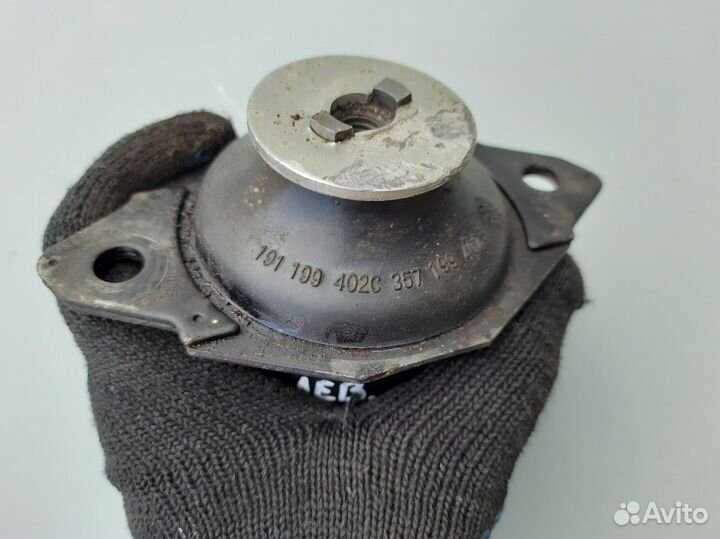Опора двигателя левая Volkswagen Passat B3
