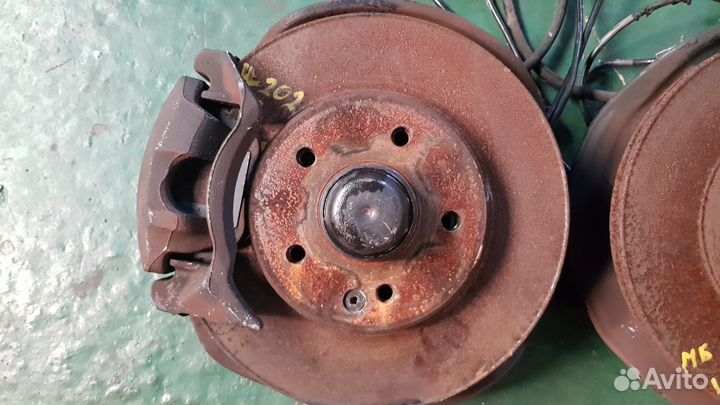 Передние ступицы в сборе на Mercedes-Benz W202 С