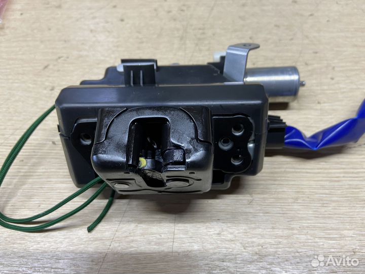 Замок крышки багажника Toyota Rav 4 XA50