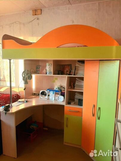 Детская кровать чердак со столом и шкафом