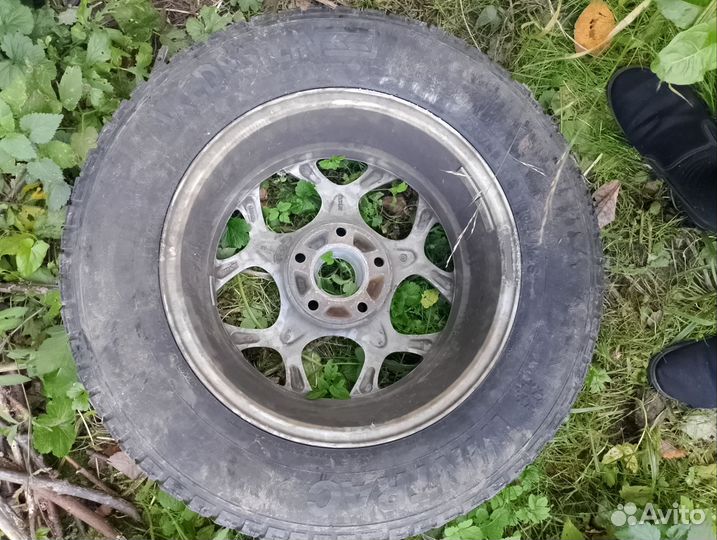 Литой диск с резиной