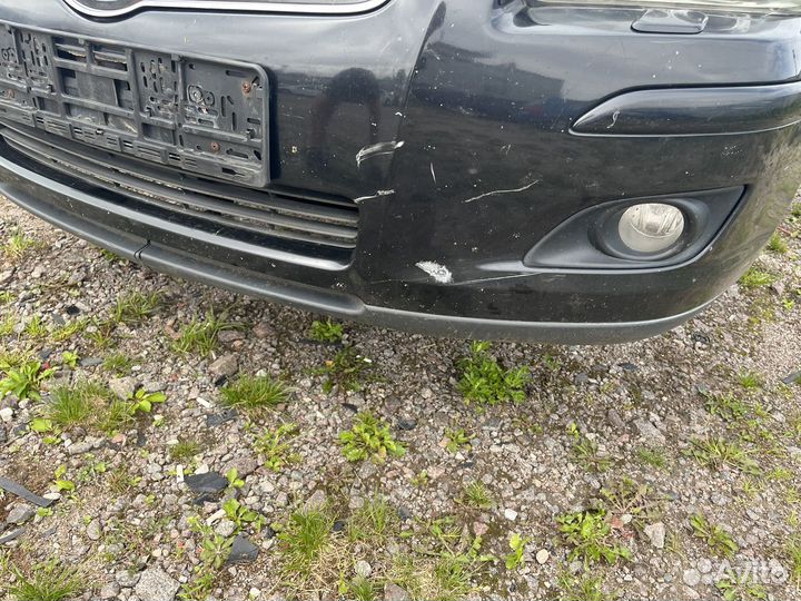 Toyota avensis Бампер передний