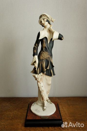 Джузеппе Армани Нелли с зонтом Флоренс Каподимонте