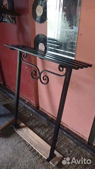 Столик и лавочка на кладбище