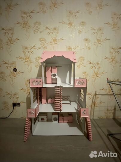 Большой кукольный домик с мебелью