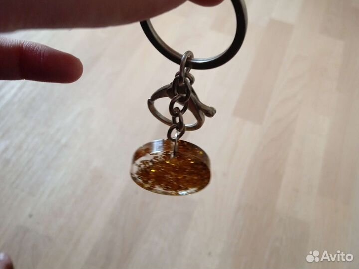 Брелок из эпоксидной смолы