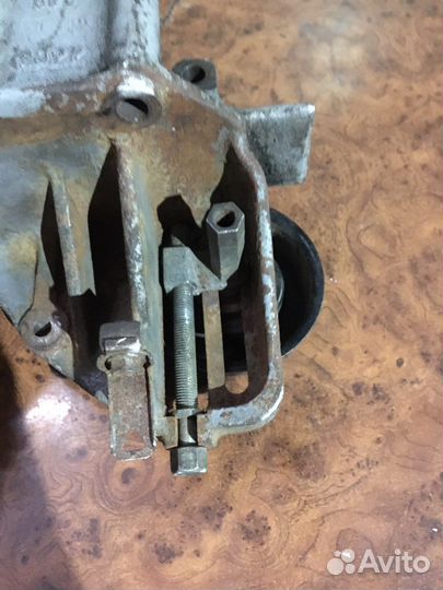 Кронштейн гура Mitsubishi Chariot Grandis N84W