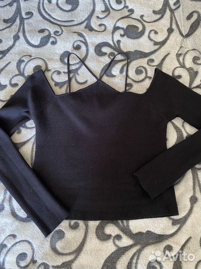 Черный лонгслив с вырезом zara