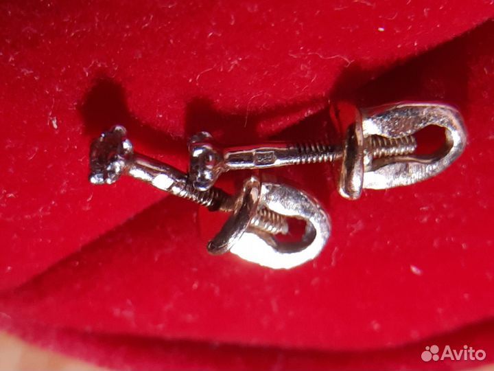 Золотые серьги пусеты с бриллиантами