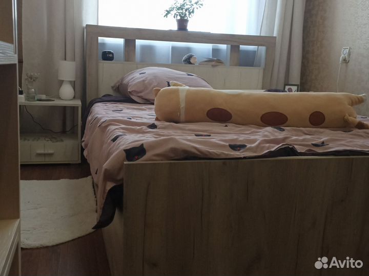 Кровать с полкой, матрасом и двумя тумбочками