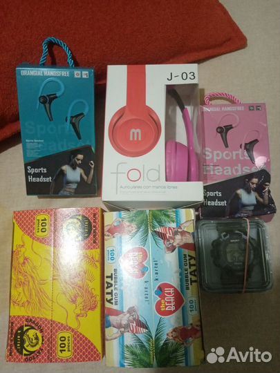 Пакет наушников, часы и 200 жвачек