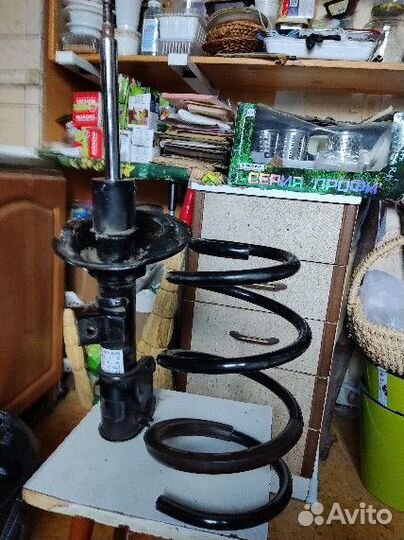 Пружина и амортизатор