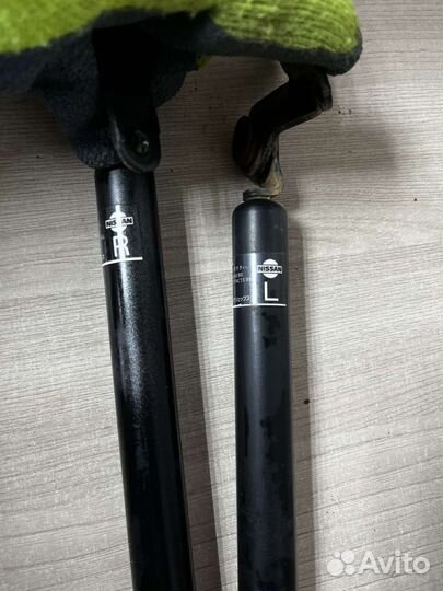 Амортизатор двери багажника Nissan Cube Z10