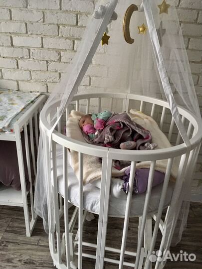 Детская кроватка с маятником круглая