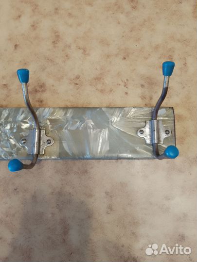 Вешалка настенная металлическая