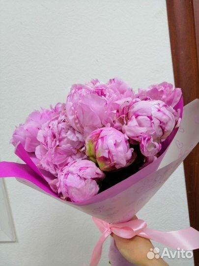 Букеты из цветов из пионов, роз и др