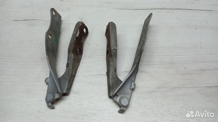 Петля капота правая Nissan Serena c23