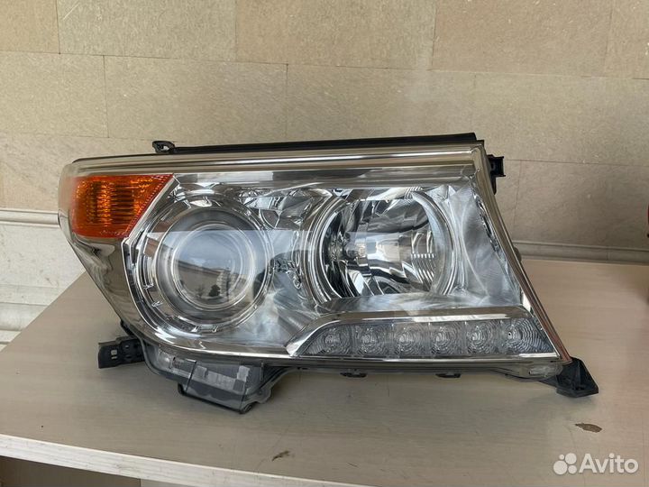 Фара правая Тойота Ленд Крузер 200