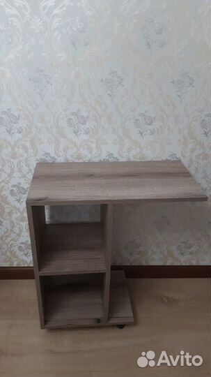Прикроватный столик на колесиках