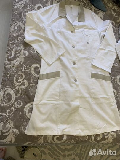 Белый медицинский халат и костюм