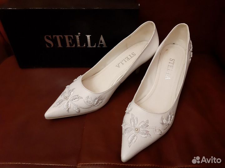 Новые белые туфли